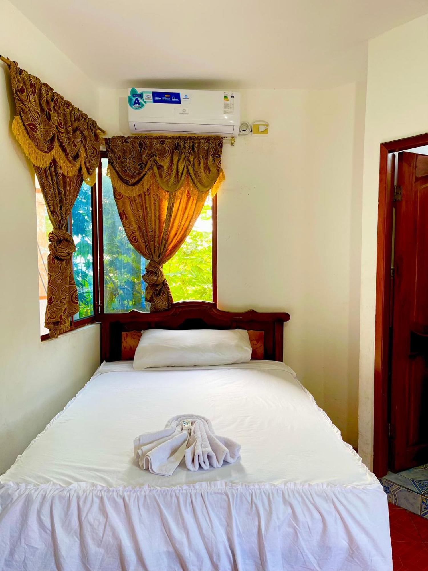 Hostal Vista Al Mar Hotel Puerto Baquerizo Moreno Bagian luar foto