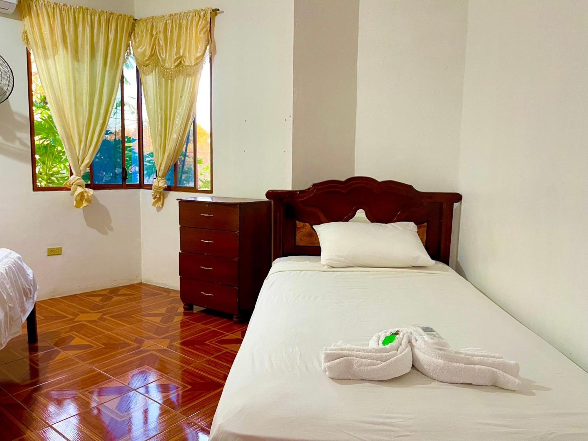 Hostal Vista Al Mar Hotel Puerto Baquerizo Moreno Bagian luar foto